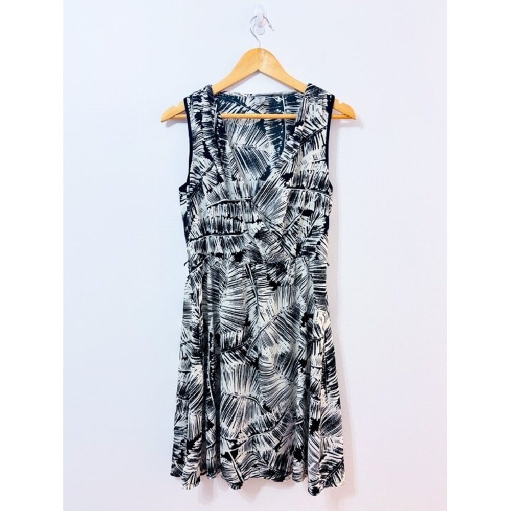 TRISTAN Black White Leaf Print Sleeveless Surplice V-Neck A-Line Dress Medium